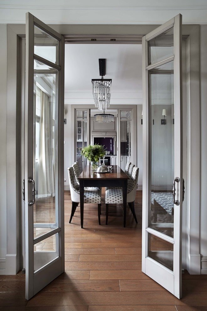 porte con vetro trasparente all'interno