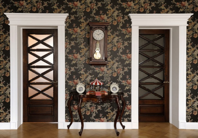 porte color wengé con inserti in vetro all'interno