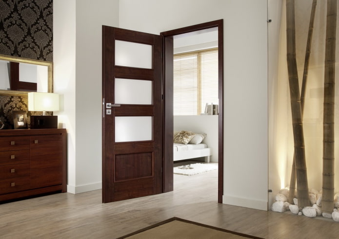 porte color wengé con inserti in vetro all'interno