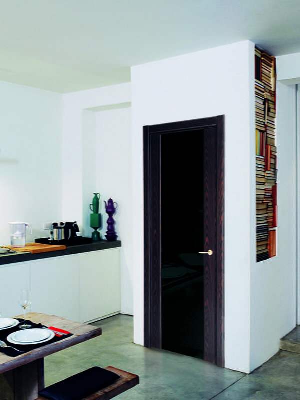 porte con vetro nero all'interno