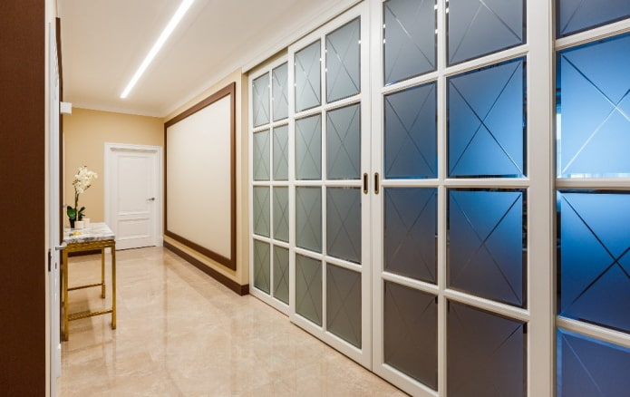 porte bianche con inserti in vetro all'interno