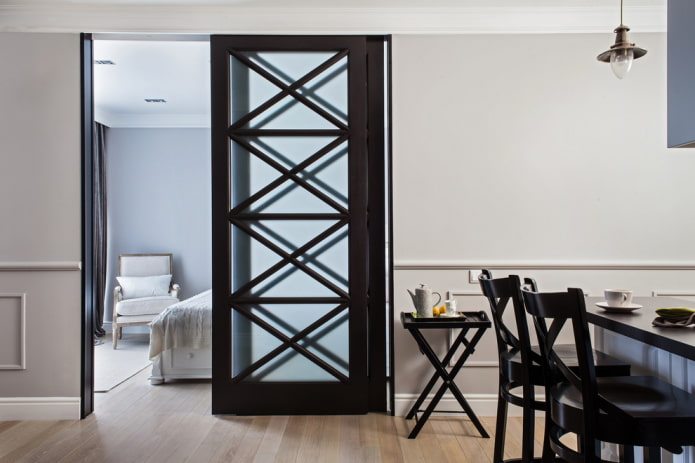 porte nere con inserti in vetro all'interno