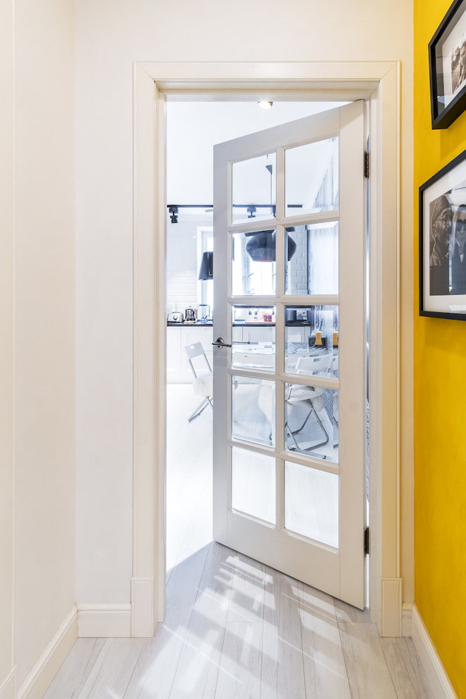 porte con vetro trasparente all'interno