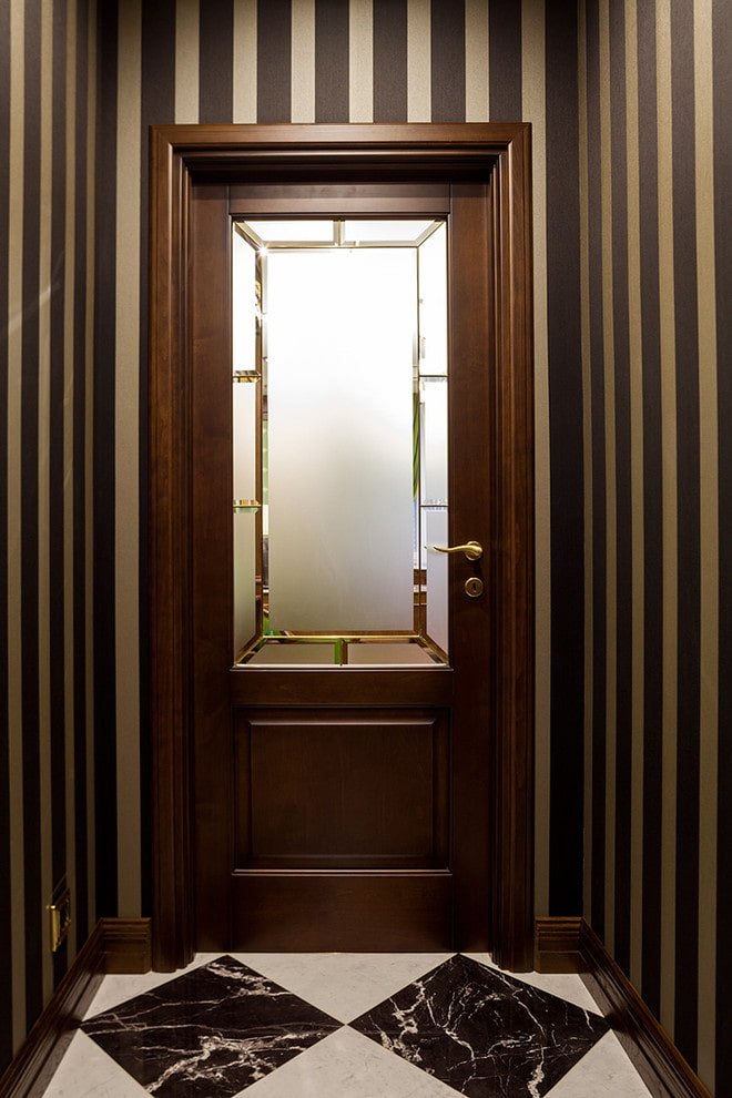 porte in vetro con bisellatura all'interno