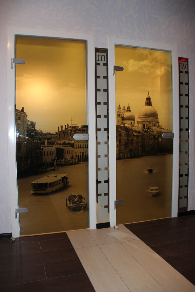 porte in vetro con stampa fotografica all'interno
