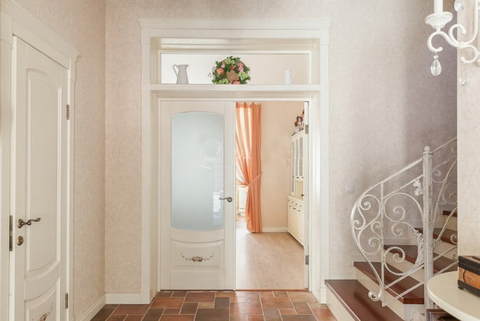 porte in vetro con sopraluce all'interno