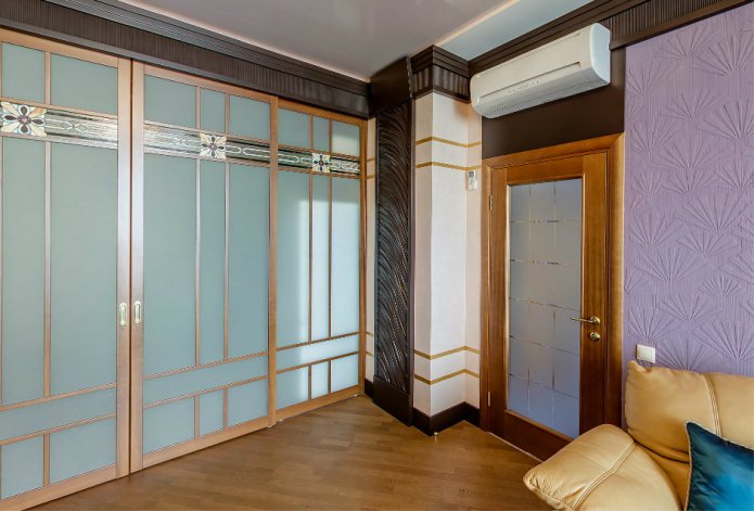 porta interna in legno con inserti in vetro all'interno