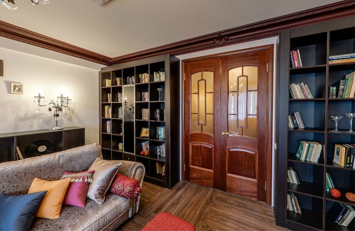 porte in legno marrone con inserti in vetro
