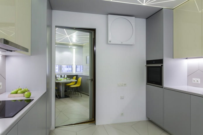 porta interna a specchio nell'interno della cucina