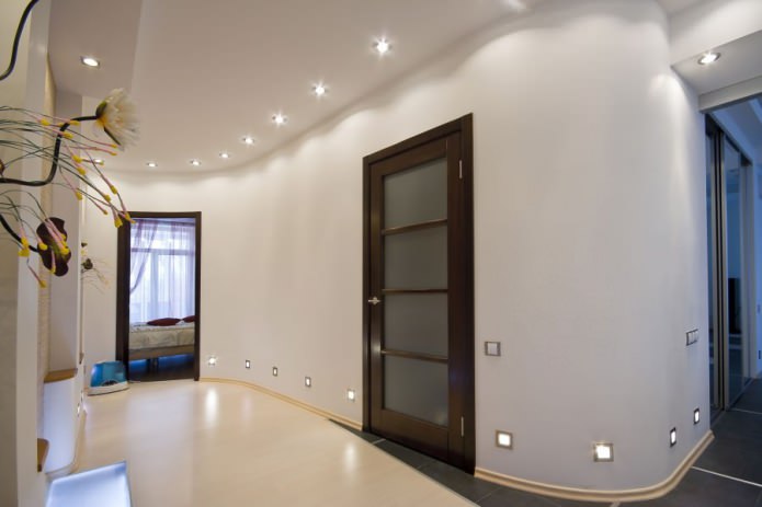 combinazione di pareti chiare con porta marrone scuro con inserti in vetro