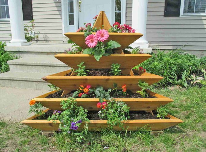 aiuola in legno a piramide