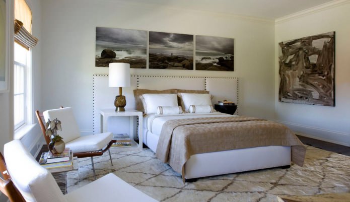 Quadriera modulare in un interno di camera da letto