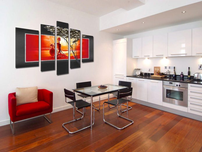 quadro modulare moderno nell'interno della cucina