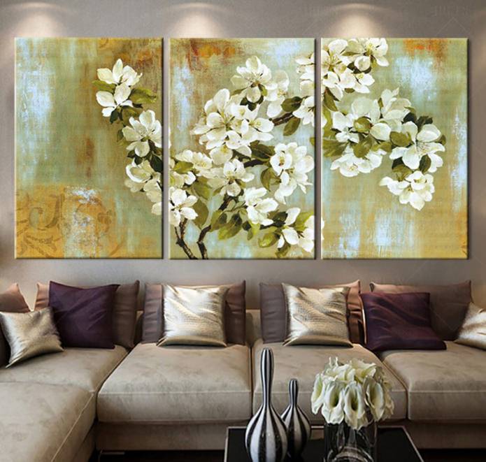 Quadro modulare con fiori nell'interno del soggiorno