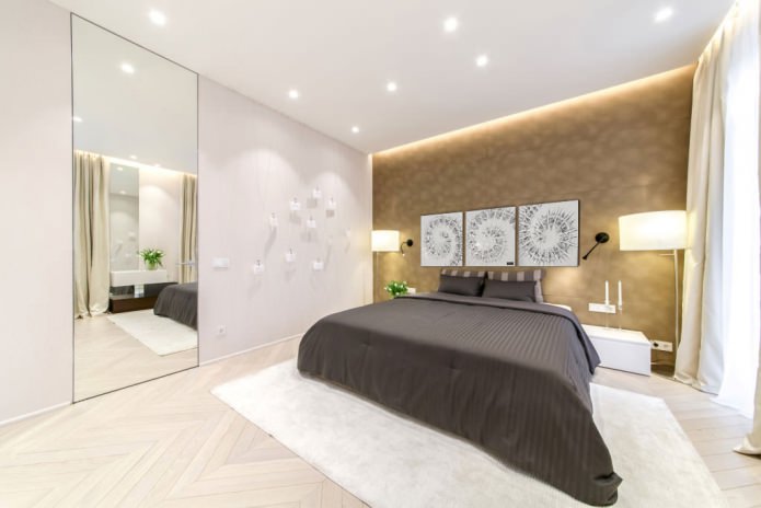 Quadriera modulare in un interno di camera da letto in bianco