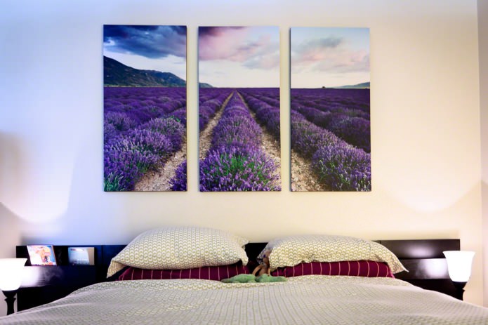 quadro modulare con fiori nel design della camera da letto