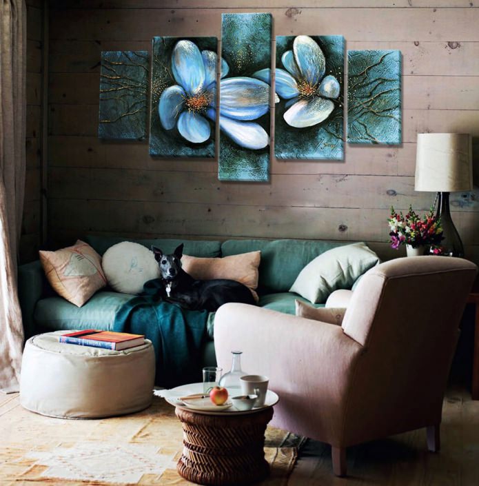Quadro modulare con fiori nell'interno del soggiorno