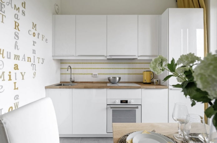 cucina dritta con un'unità a colonna