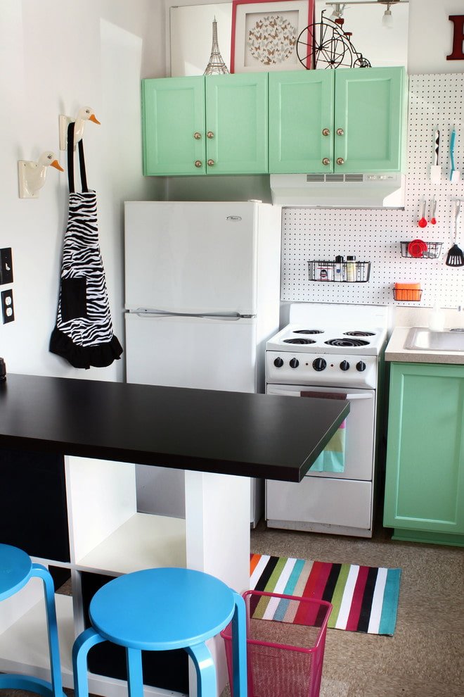 cucina con facciate turchesi