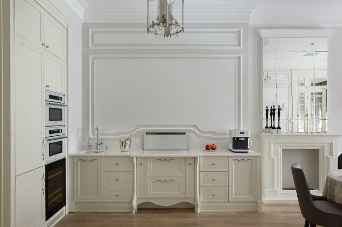 modanature a parete nell'interno della cucina
