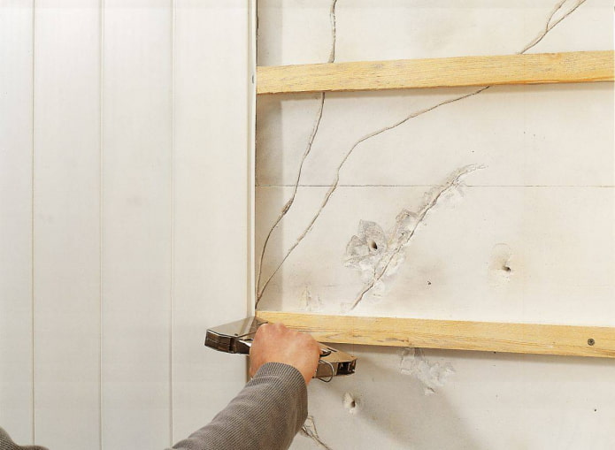 installazione dei pannelli in PVC sul telaio