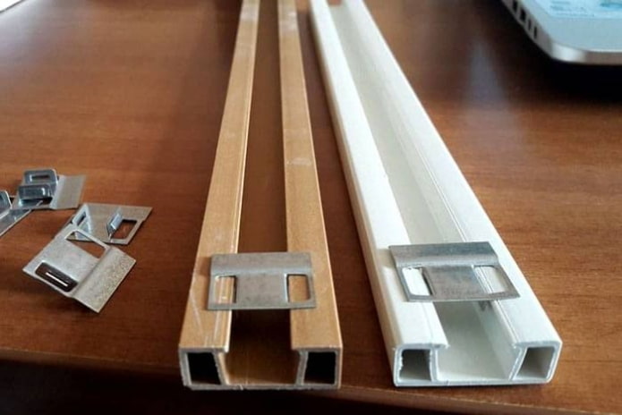 striscia di montaggio per pannelli in plastica