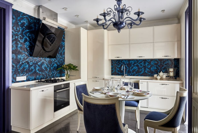 piastrelle a mosaico nell'interno della cucina