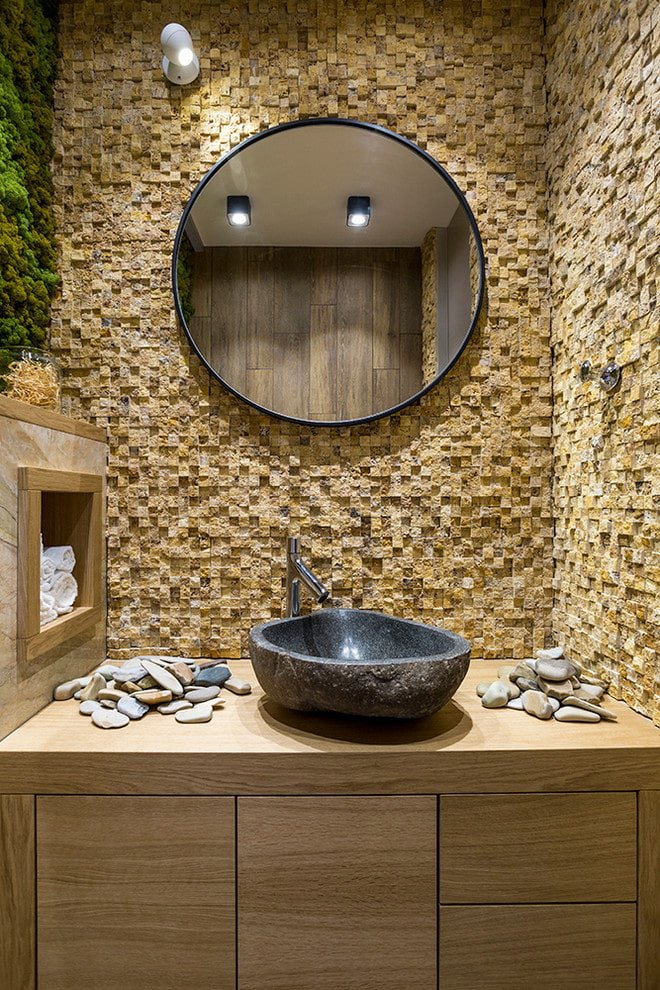 piastrelle a mosaico in pietra nel bagno