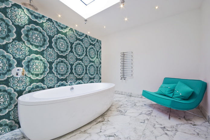 motivi a mosaico e ornamenti negli interni del bagno