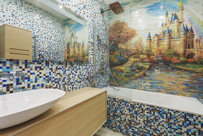 pannello a mosaico nell'interno del bagno