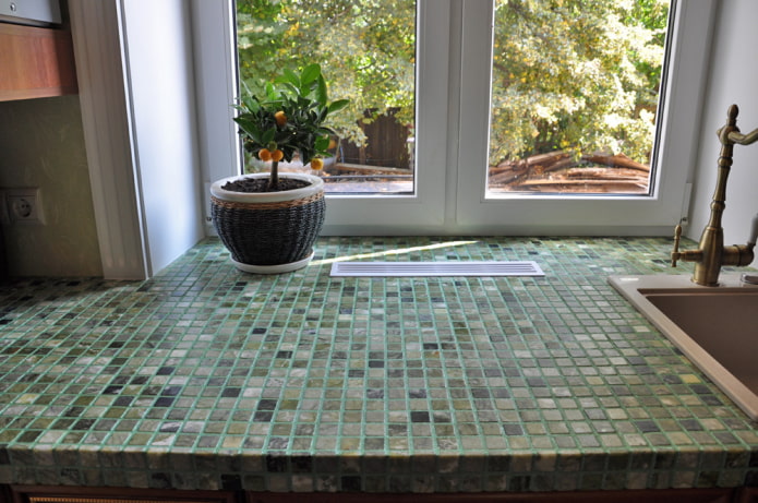 mosaico su un davanzale in un interno della cucina