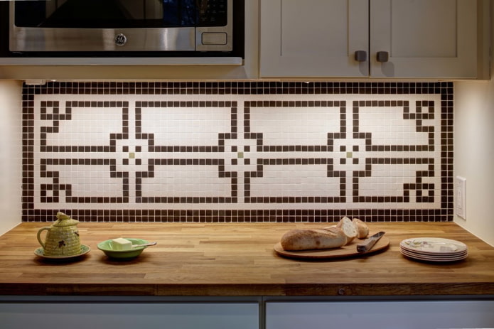 motivi a mosaico e ornamenti negli interni