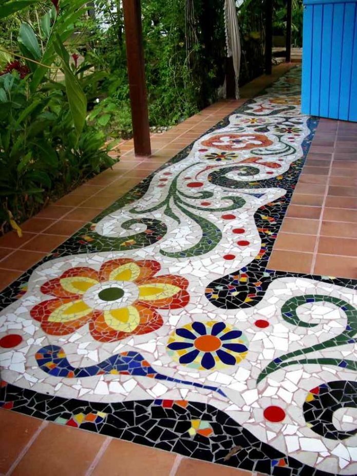 sentiero a mosaico all'esterno