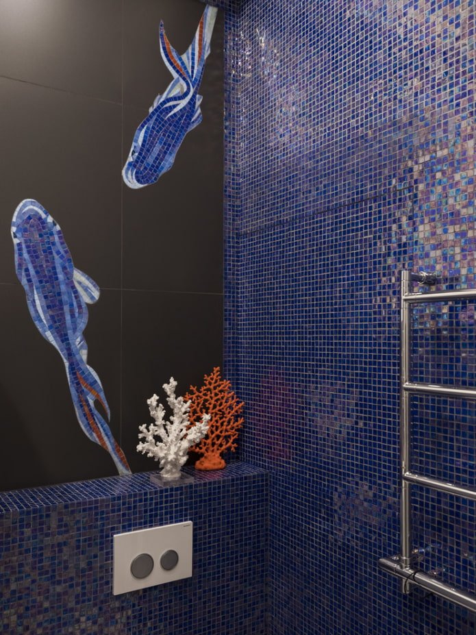 piastrelle a mosaico blu in bagno