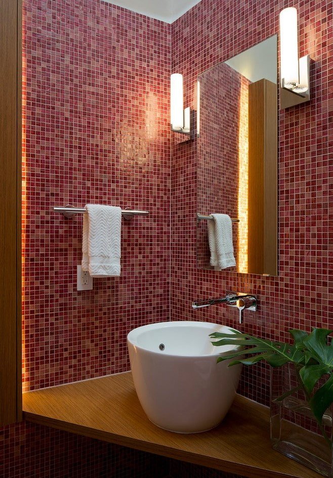 piastrelle a mosaico rosse in bagno