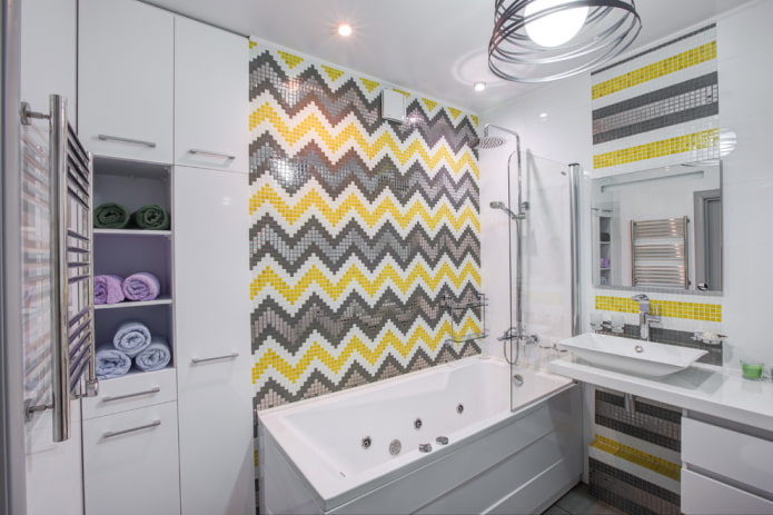forme geometriche a mosaico nell'interno del bagno