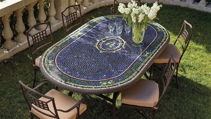 tavolo da giardino con mosaico all'esterno