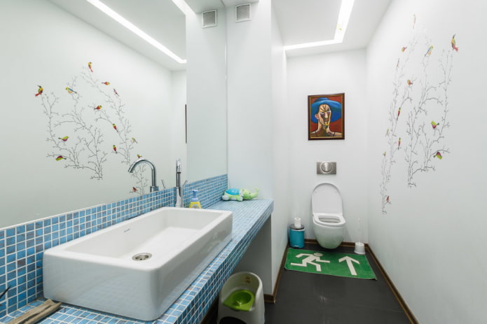 mosaico sul piano di lavoro nell'interno del bagno