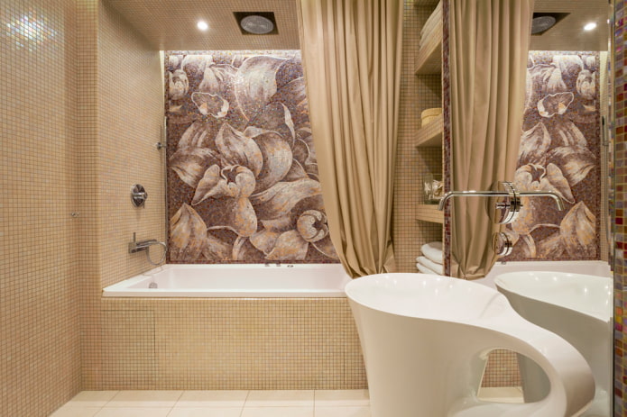 mosaico beige nell'interno del bagno