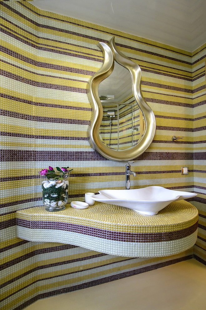 mosaico sul piano di lavoro nell'interno del bagno
