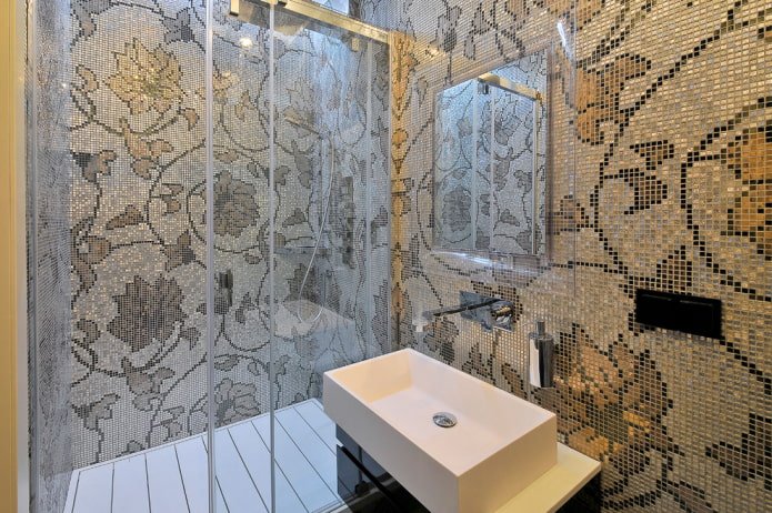 mosaico beige nell'interno del bagno