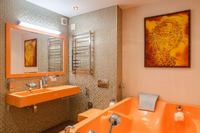 mosaico combinato con piastrelle in bagno