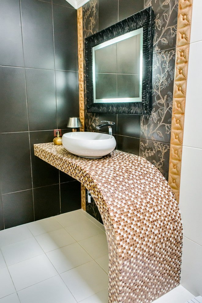 mosaico sul piano di lavoro nell'interno del bagno