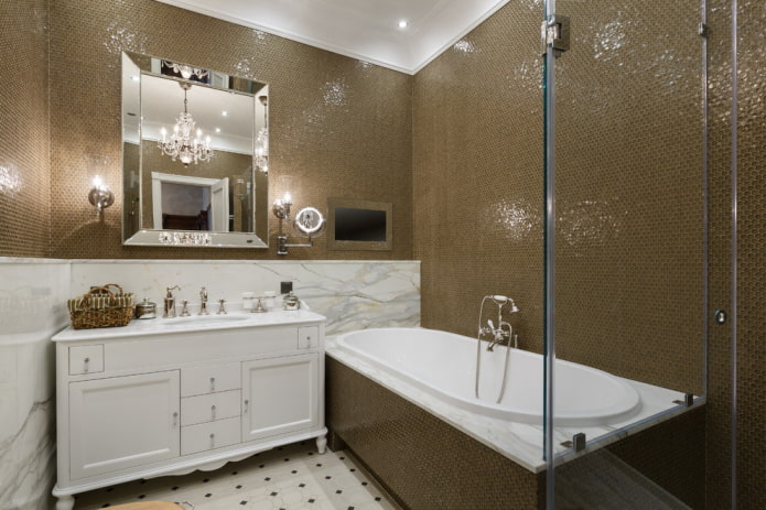 mosaico marrone nell'interno del bagno