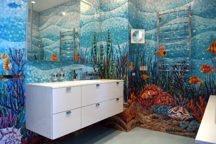 mosaico con motivo nell'interno del bagno