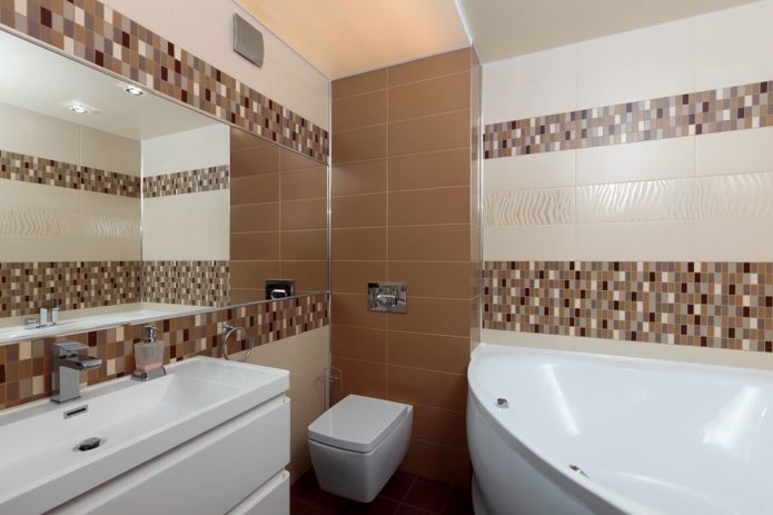 mosaico rettangolare nell'interno del bagno