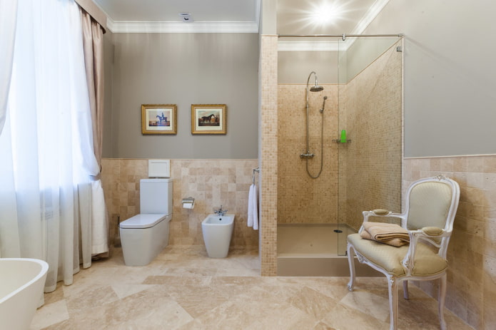 mosaico nella cabina doccia nell'interno del bagno