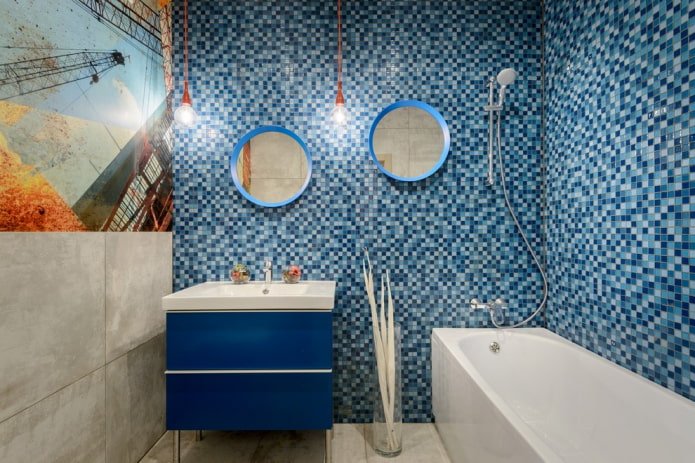 mosaico blu all'interno del bagno