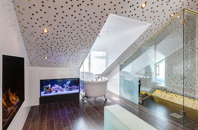 mosaico sul soffitto nell'interno del bagno