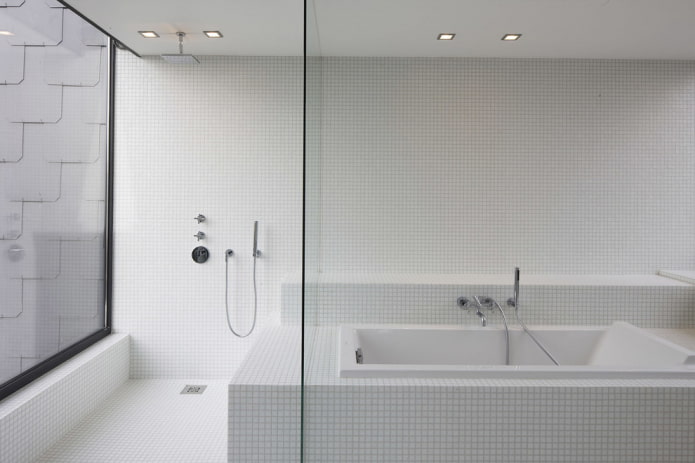 mosaico bianco nell'interno del bagno